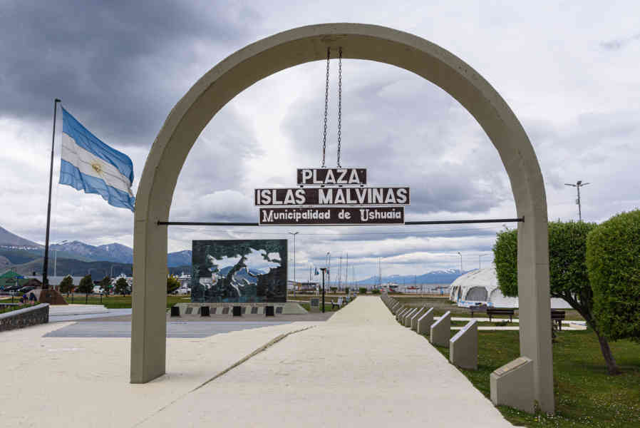 Argentina 125 - Ushuaia - plaza Islas Malvinas - y monumento a los Caídos.jpg